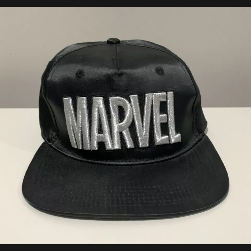 Marvel Comics "MARVEL" Icon Embroidered LOGO Satin Snapback Hat